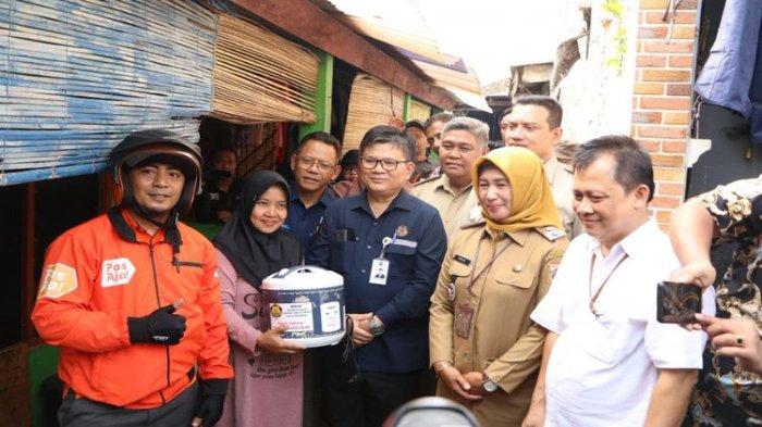 Pembagian rice cooker gratis kepada masyarakat di Kelurahan Pulo Gebang, Jakarta Timur yang dilakukan Kementerian Energi dan Sumber Daya Mineral (ESDM) pada Selasa (12/12/2023).