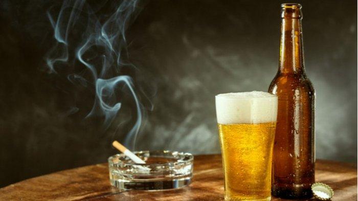 ilustrasi rokok dan alkohol dapat menyebabkan kulit tidak sehat