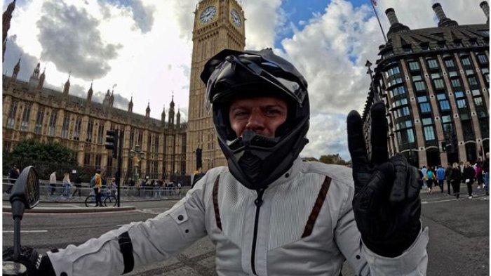 Roman Nedielka dengan Motor Zero DSR/X di London