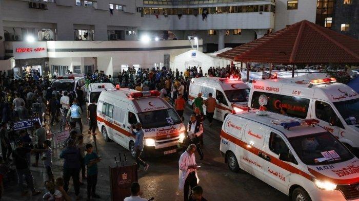Ambulans yang membawa korban serangan Israel memadati pintu masuk bangsal darurat rumah sakit Al-Shifa di Kota Gaza pada 15 Oktober 2023. Israel memulai kampanye udara melawan militan Hamas di Gaza setelah mereka melakukan serangan brutal terhadap Israel pada 7 Oktober yang menyebabkan lebih dari 1.400 orang terbunuh di Israel.