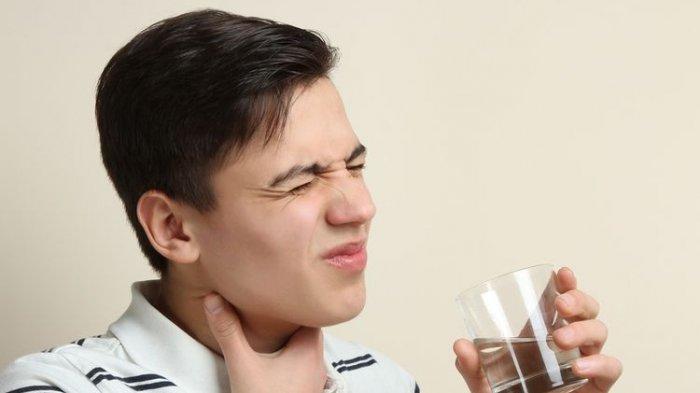 ilustrasi seseorang yang alami panas dalam dan sariawan, berikut 10 obat alami untuk mengatasinya
