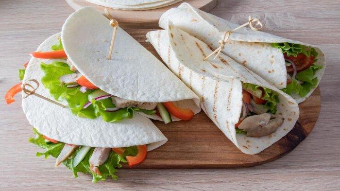 Ilustrasi sandwich tortilla, salah satu menu makan siang yang bagus dikonsumsi penderita kolesterol tinggi
