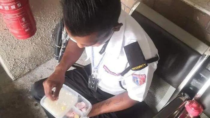 Satpam bawa bekal nasi dengan lauk bawang