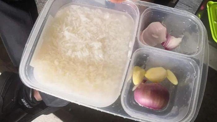 Satpam bawa bekal nasi dengan lauk bawang