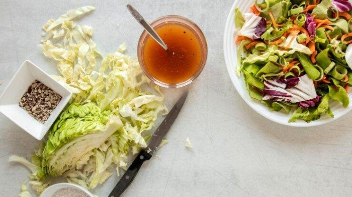 Ilustrasi saus salad, salah satu saus atau bumbu makanan yang harus dihindari penderita diabetes
