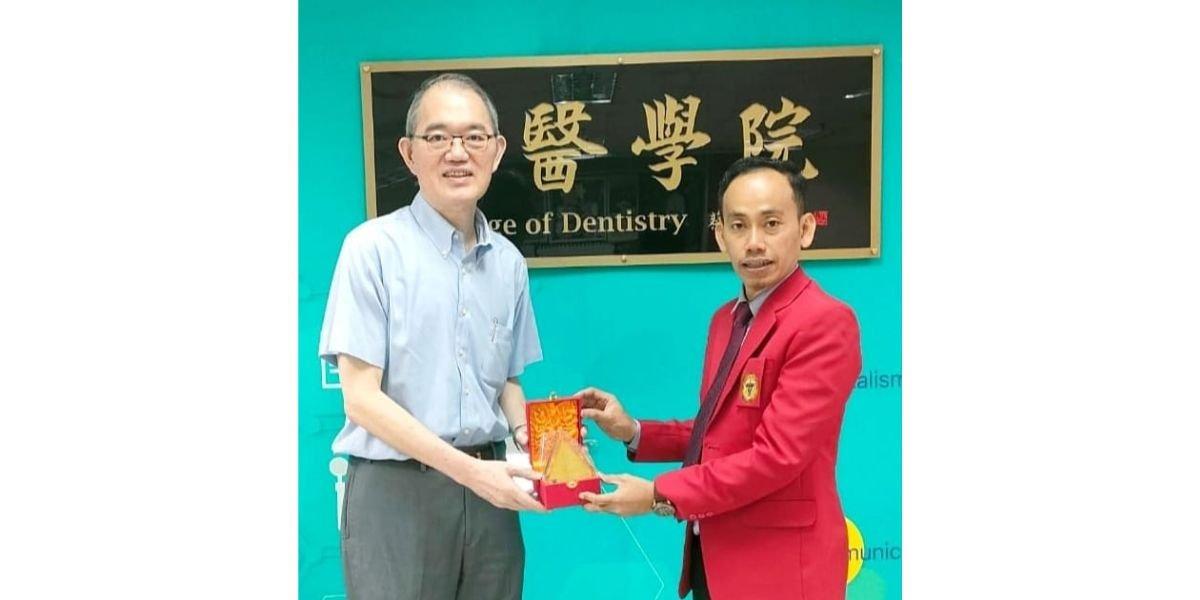 Muhammad Ikbal, drg., PhD., Sp.Pros (K) dan Dean of Faculty of Dentistry, China Medical University; Professor Lih-Jyh Fuh