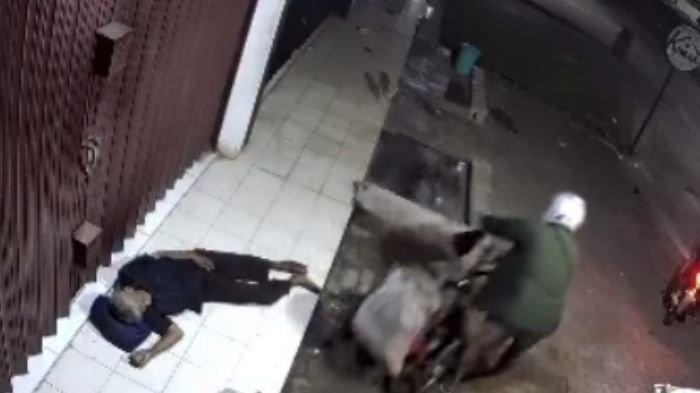 Seorang pria di Bekasi tega mencuri kursi roda milik lansia yang tertidur di emperan toko.