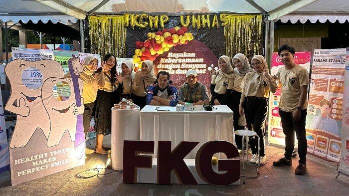 Booth tim Departemen IKGM-P memberikan layanan pemeriksaan gigi dan mulut secara gratis kepada pengunjung festival, sekaligus menyelenggarakan penyuluhan kesehatan gigi dan mulut.