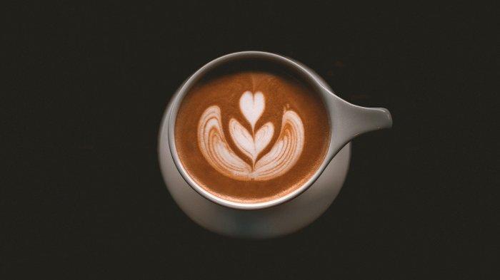 Ilustrasi minum kopi, berikut ini tips berhenti minum kopi tanpa sakit kepala