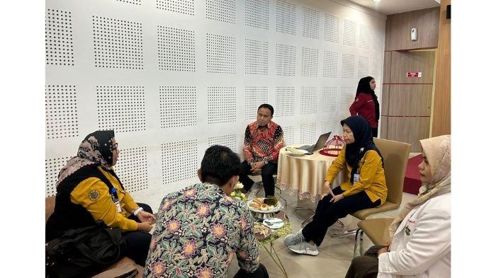 Rombongan diterima langsung oleh Direktur RSGMP Unhas, drg. A. Tajrin, M.Kes., Sp.BMM., Subsp. COM (K) bersama Dekan Fakultas Kedokteran Gigi Universitas Hasanuddin, drg. Irfan Sugianto, M.Med.Ed., Ph.D