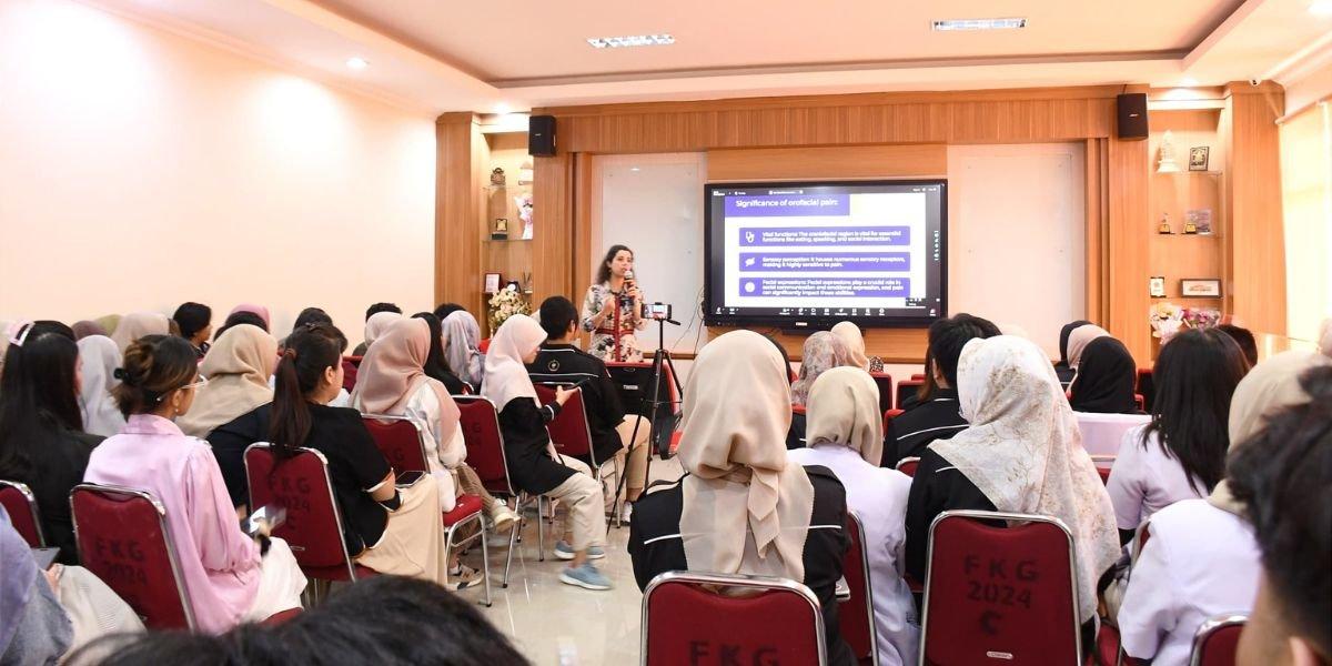 Sanaa Aljamani, BDS., MFDS., MENDO., DDSC dari Yordania sedang menyampaikan materi.