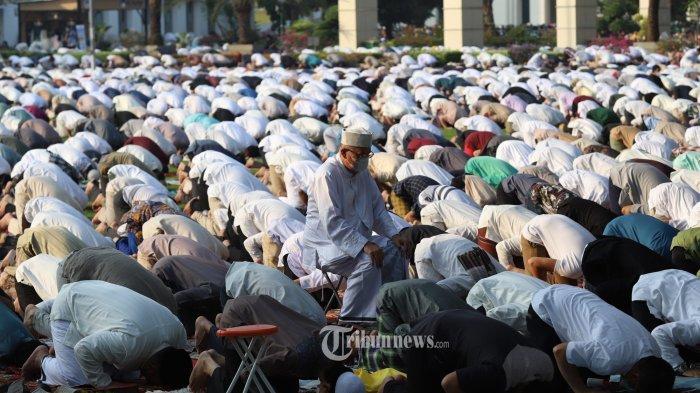 Sejumlah umat muslim saat melaksanakan shalat Idul Fitri 1442 H di Masjid Al Azhar, Jakarta Selatan, Kamis (13/5/2021). Inilah tata cara shalat Idul Fitri mulai dari bacaan niat, jumlah takbir, bacaan di sela-sela takbir, waktu salat Id, hingga khutbah singkat.