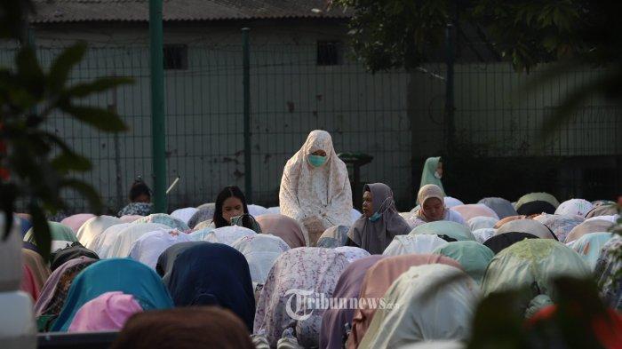 ILUSTRASI - Sejumlah umat muslim saat melaksanakan shalat Idul Fitri 1442 H di Masjid Al Azhar, Jakarta Selatan, Kamis (13/5/2021). Ada 49 lokasi shalat Idul Fitri di Jakarta yang akan digelar pada Jumat, 21 April 2023. Salah satunya di Halaman Parkir Kantor PP Muhammadiyah.