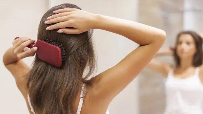 Ilustrasi menyisir rambut menggunakan wet brush, berikut manfaatnya
