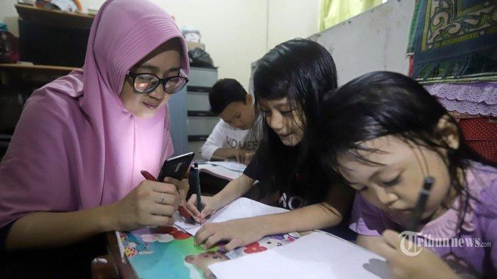 Siswa belajar dari rumah didampingi orangtua, Selasa (31/3/2020). Pemprov DKI Jakarta memperpanjang masa belajar di rumah selama wabah Covid-19 hingga 19 April 2020 mendatang. Mulanya masa kegiatan belajar di rumah bagi siswa-siswi diberlakukan selama dua pekan, terhitung sejak 16 Maret sampai 29 Maret 2020.