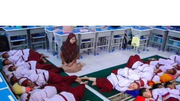Potret siswa SD Muhammadiyah IV Sidoarjo tidur siang 1 jam di kelas.