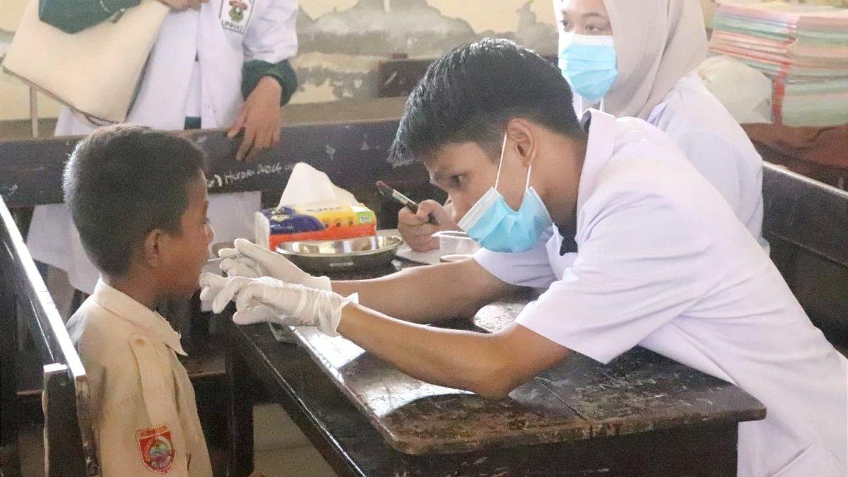 Penyuluhan mengenai kesehatan gigi dan mulut, pemeriksaan gigi dan mulut anak-anak serta kegiatan sikat gigi bersama