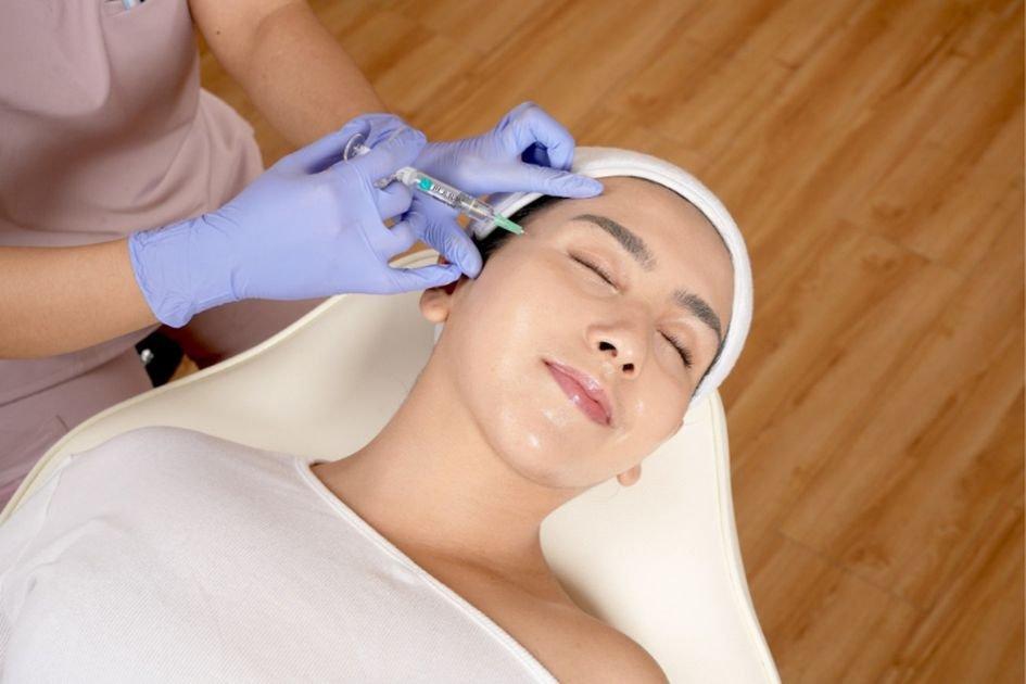 ilustrasi seseorang yang melakukan treatment skin booster