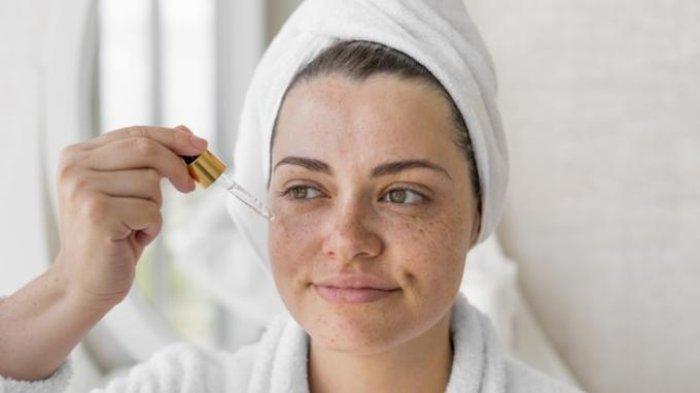 ilustrasi seseorang yang menggunakan skincare untuk mengatasi jerawat
