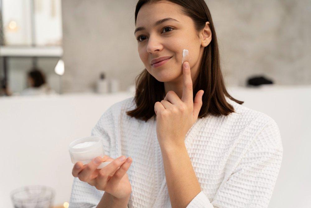 ilustrasi menggunakan skincare