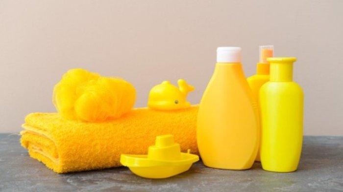 Ilustrasi bayi yang menggunakan skincare, berikut ini cara memilih skincare yang aman untuk kulit bayi