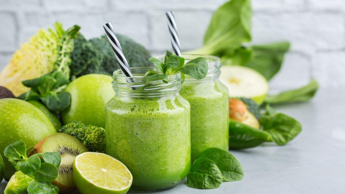 ilustrasi smoothie protein dengan bayam, salah satu camilan yang cocok dikonsumsi setelah olahraga