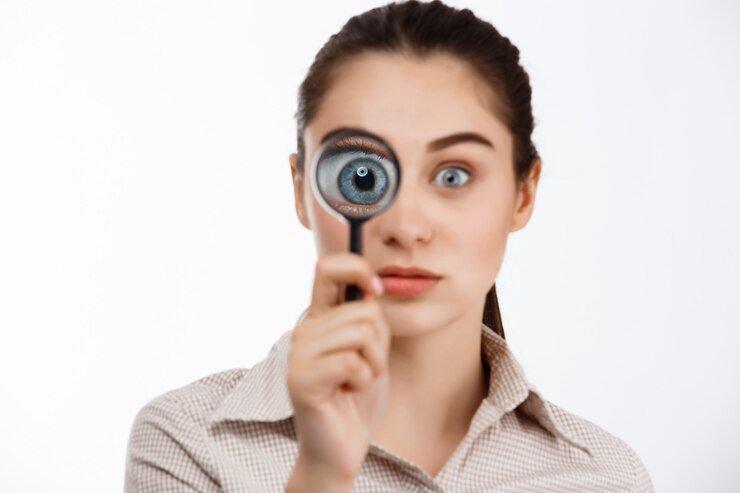 ilustrasi seseorang yang menggunakan softlens