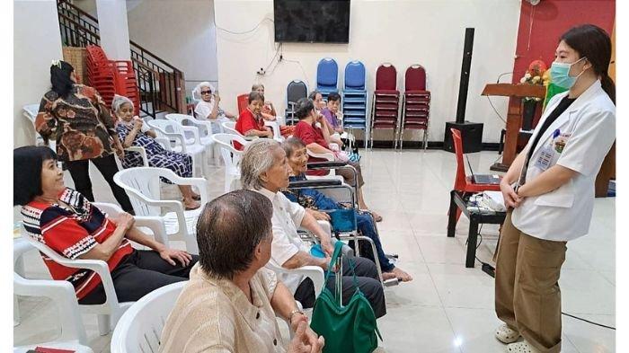 FKG Unhas menyelenggarakan bakti sosial di Panti Werdha Theodora Makassar dan mengusung tema “Peningkatan Kualitas Hidup Lansia melalui Edukasi dan Intervensi Preventif”