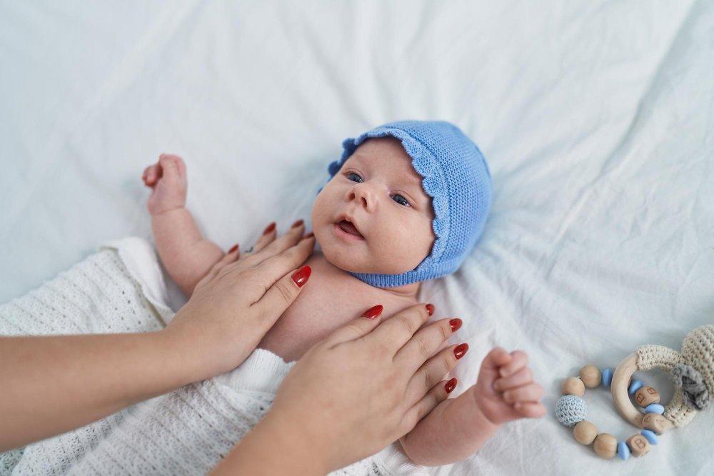 ilustrasi merawat bayi, membatasi tamu yang datang untuk menjenguk bayi salah satu cara untuk menghindari stres saat merawat bayi