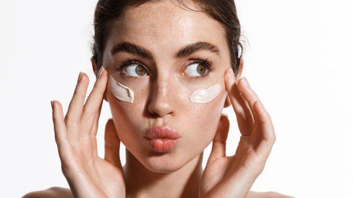 ilustrasi penggunaan sunscreen meskipun di dalam ruangan