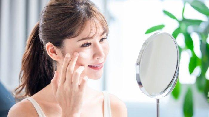 ilustrasi seseorang yang rutin menggunakan sunscreen