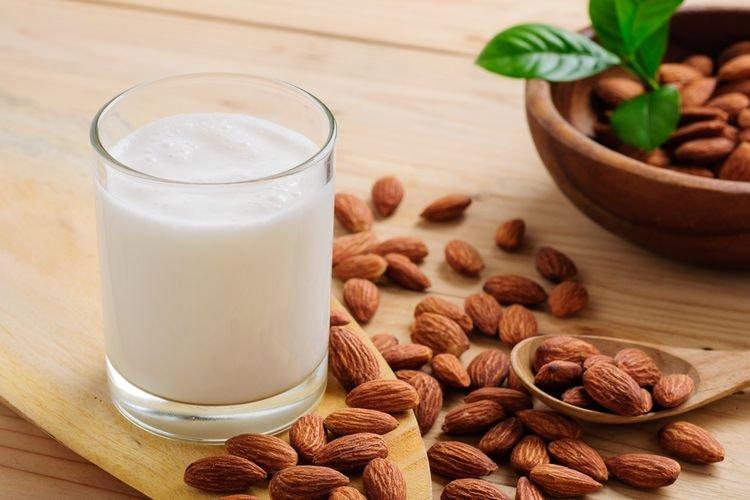 ilustrasi susu almond, susu alternatif pengganti susu sapi
