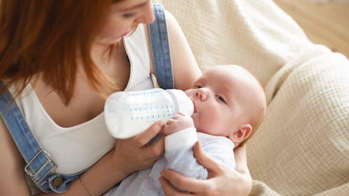 Ilustrasi bayi minum susu formula, berikut tips memilih susu formula yang tepat untuk bayi