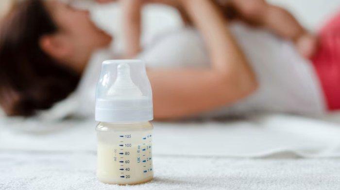 Ilustrasi bayi minum susu formula, berikut tips memilih susu formula yang tepat untuk bayi