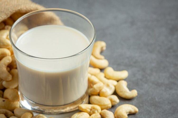 Ilustrasi susu kacang mete, salah satu susu alternatif yang baik dikonsumsi penderita diabetes