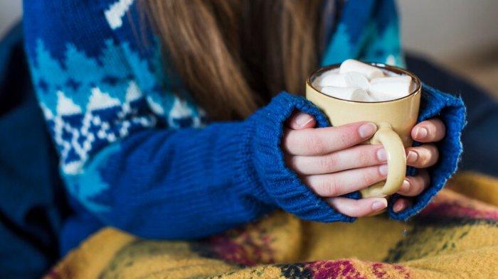 Ilustrasi seseorang yang tangannya dingin, berikut kenali penyebabnya