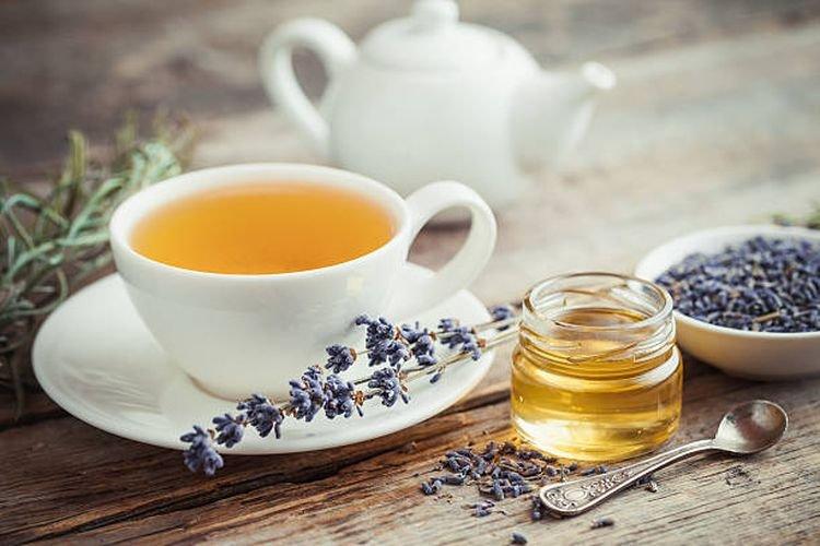 Ilustrasi teh lavender, salah satu teh untuk meningkatkan kualitas tidur dan mencegah insomnia