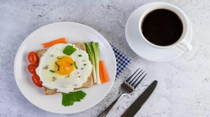 Ilustrasi telur dan kopi, meski nikmat telur dan kopi sebaiknya tidak dikonsumsi bersamaan saat sarapan, begini alasannya