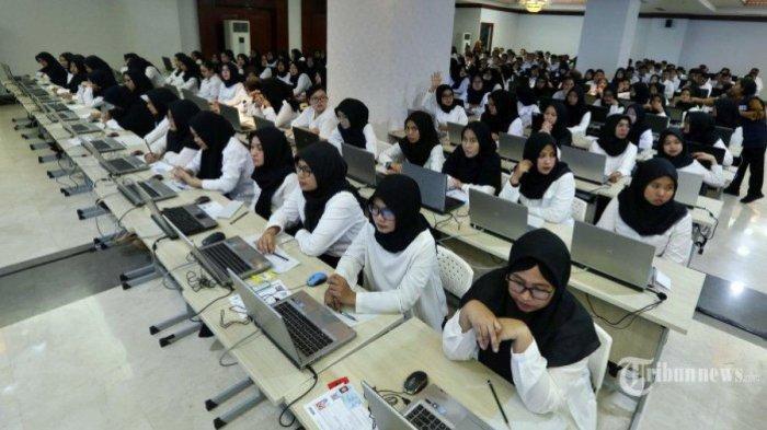Peserta bersiap untuk mengikuti Seleksi Kompetensi Dasar (SKD) berbasis Computer Assisted Test (CAT) untuk Calon Pegawai Negeri Sipil (CPNS) di kantor Wali Kota Jakarta Selatan, Jakarta, Senin (17/2/2020).