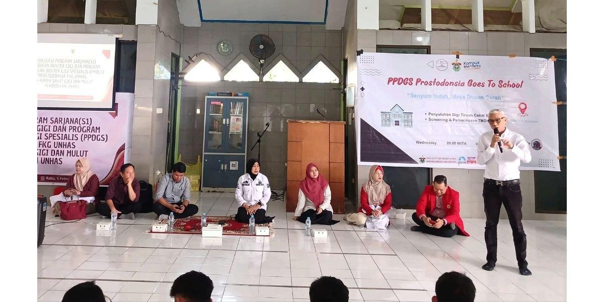 Prof. Bahruddin Thalib menyampaikan sambutan pada kegiatan penyuluhan dan screening Temporomandibular Disorder (TMD) di SMA Negeri 1 Makassar
