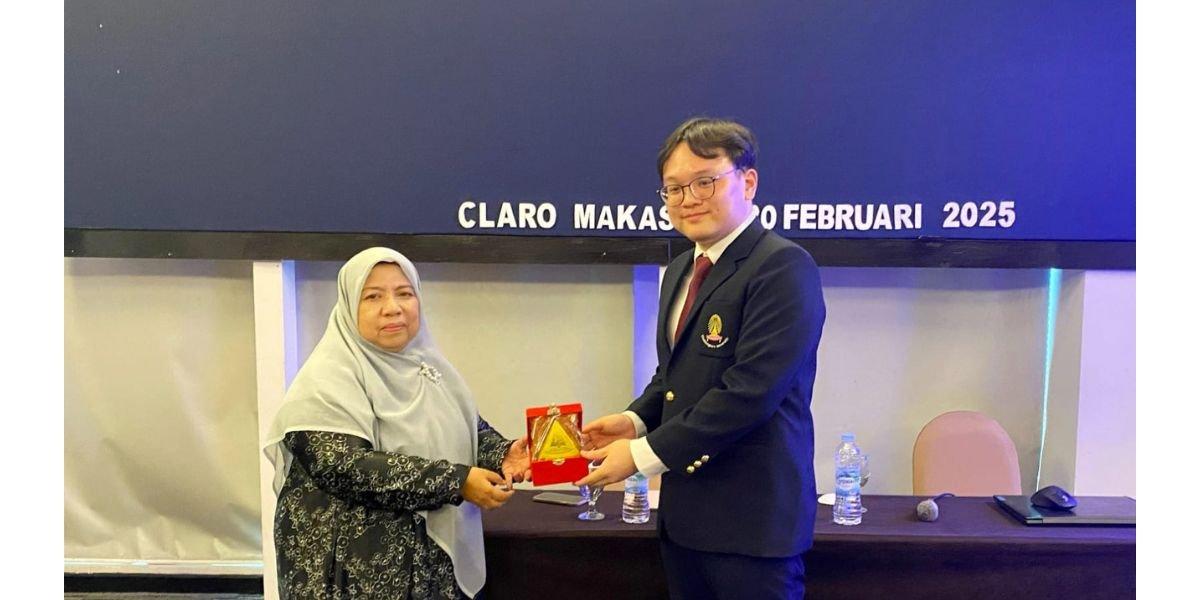 Dekan Faculty of Dentistry, Chulalongkorn University, Thailand, Prof. Pornchai Jansisyanont, DDS., M.Sc., Ph.D, serta Ketua Program Studi (KPS) Periodonsia FKG Unhas, Prof. Dr. Sri Oktawati, drg., Sp.Perio., Subsp.R.P.I.D (K).