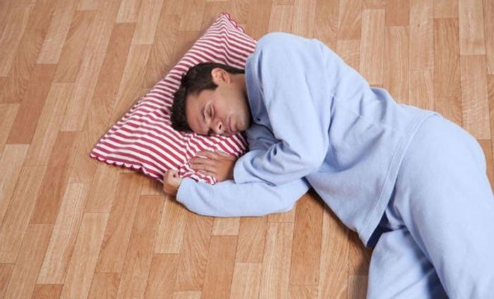 ilustrasi tidur di lantai, yang memiliki manfaat untuk kesehatan