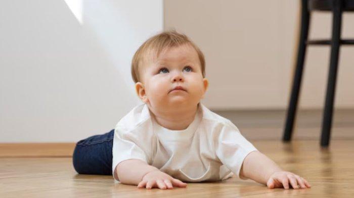 Ilustrasi bayi yang melakukan tummy time, berikut ini manfaat tummy time untuk bayi