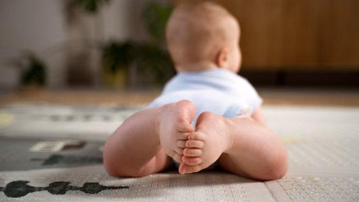 Ilustrasi bayi yang melakukan tummy time, berikut ini manfaat tummy time untuk bayi