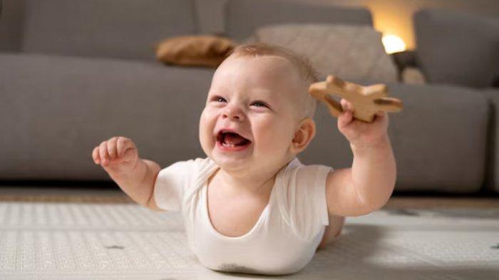 Ilustrasi bayi yang melakukan tummy time, salah satu aktivitas stimulasi yang bagus diberikan untuk bayi 5 bulan