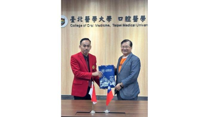 Dean of College of Oral Medicine, Taipei Medical University (TMU); Professor Hsin-Chung Cheng, dari FKG Unhas dipimpin langsung oleh Ketua Program Studi Sarjana Kedokteran Gigi FKG Unhas; drg. Muhammad Ikbal, PhD., Sp.Pros., SubSp PKIKG (K).