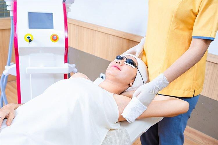 Ilustrasi melakukan treatment laser hair removal, berikut hal-hal yang harus dihindari sebelum melakukan treatment