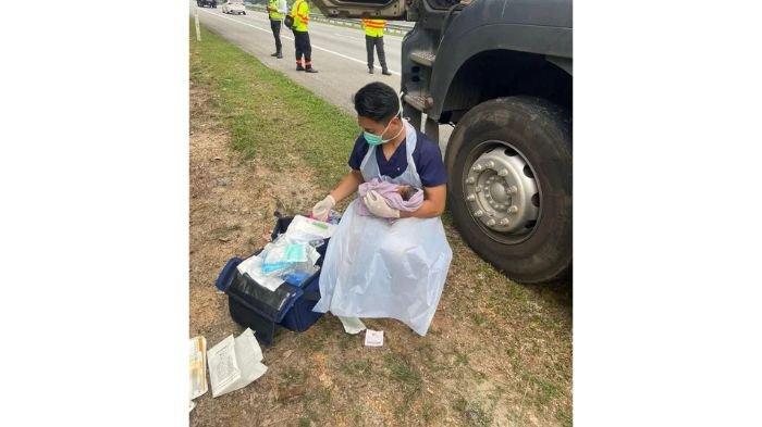 VIRAL Ibu Lahirkan Bayi di Tengah Jalan Tol