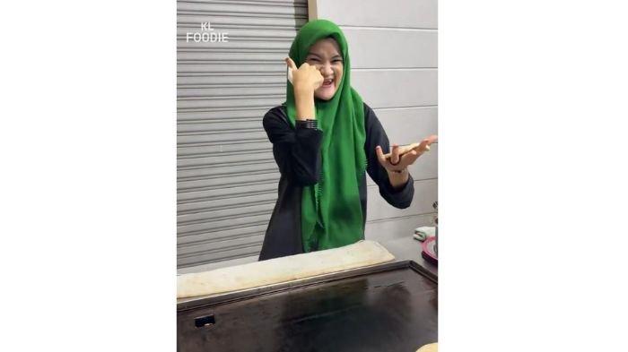 Wanita disabilitas bekerja keras sebagai penjual burger