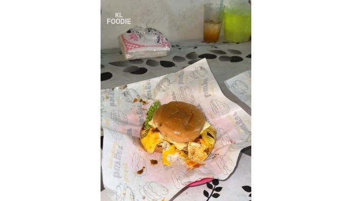 Wanita disabilitas bekerja keras sebagai penjual burger